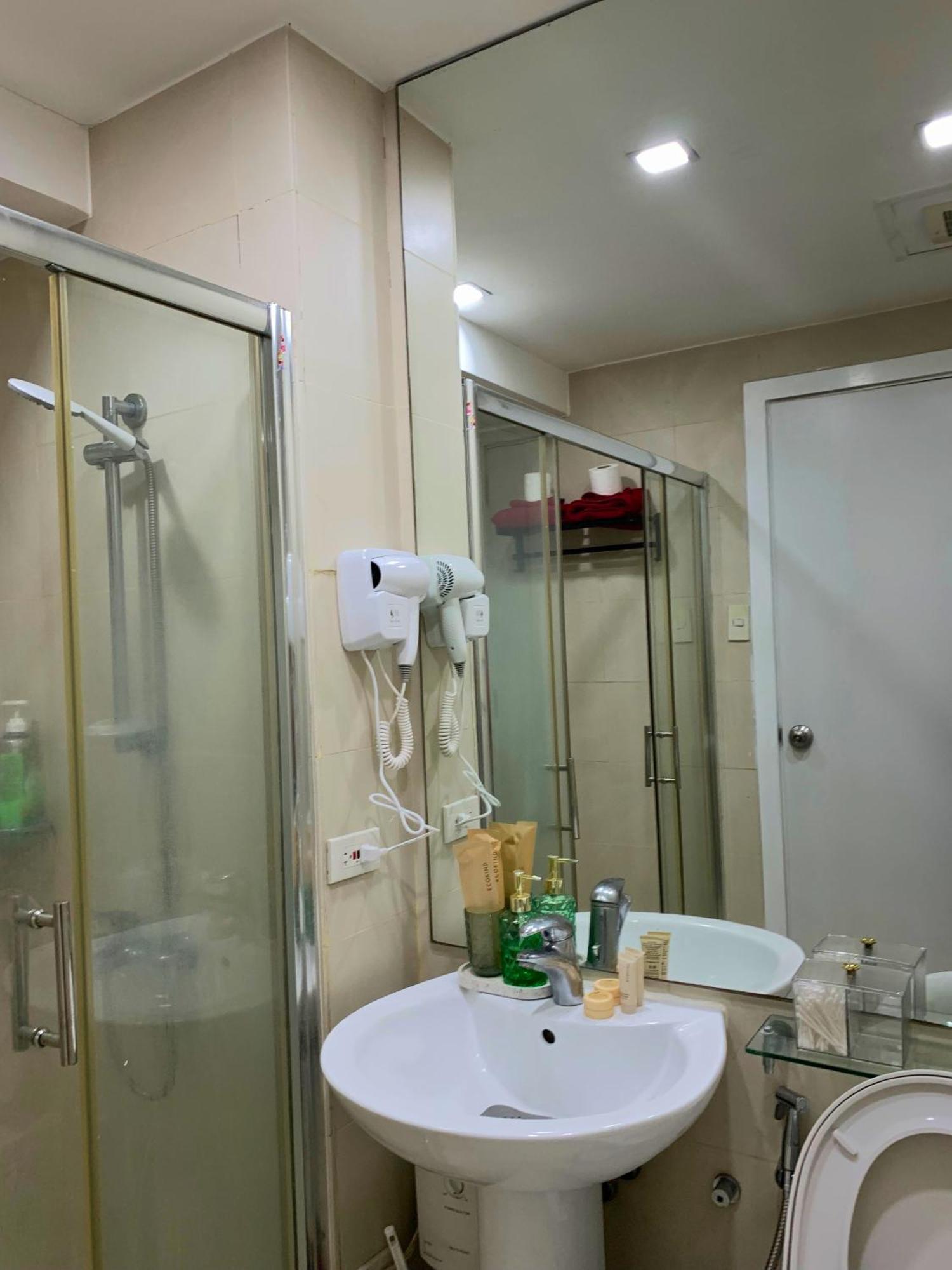 Newly Spacious Unit In Poblacion Makati W Full Stunning View, Wifi, Sauna, Gym, Swimming Pool And Game Room! * Manila