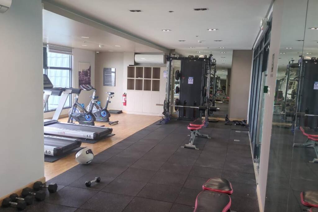Apartment Stunning 1br W Amazing Infinity Pool And 360 Roof Deck Viewing Makati And Rockwell Lights - 5 Mins Drive Away To Poblacion Makati *