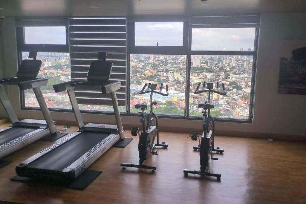 Apartment Stunning 1br W Amazing Infinity Pool And 360 Roof Deck Viewing Makati And Rockwell Lights - 5 Mins Drive Away To Poblacion Makati Manila