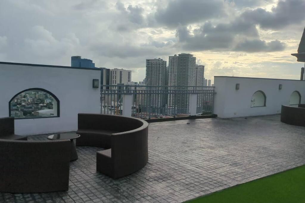 Stunning 1br W Amazing Infinity Pool And 360 Roof Deck Viewing Makati And Rockwell Lights - 5 Mins Drive Away To Poblacion Makati