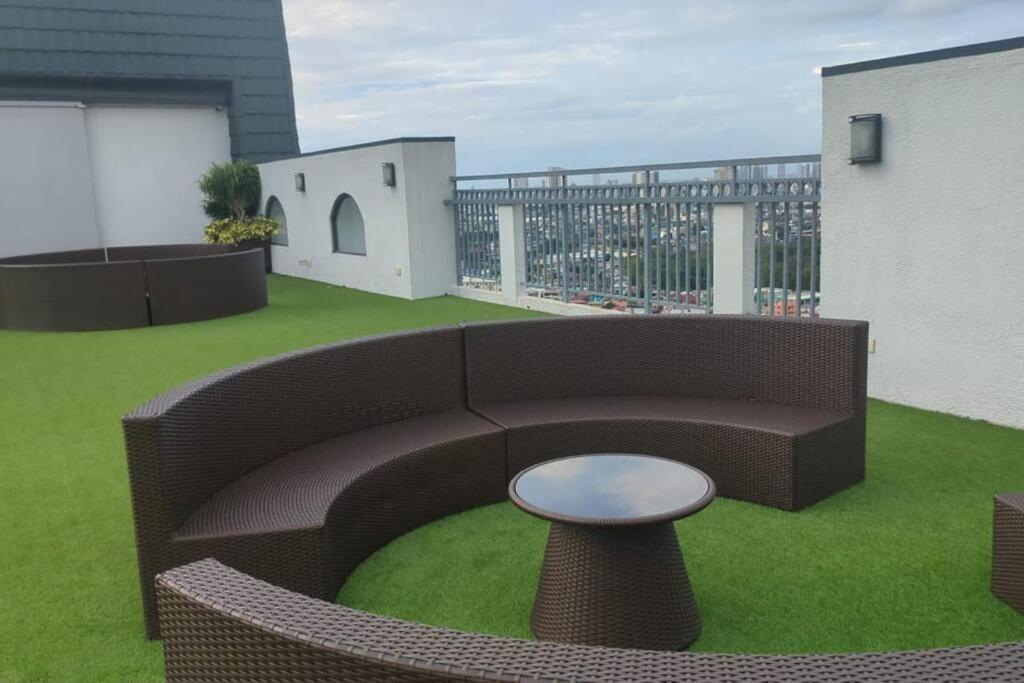 Stunning 1br W Amazing Infinity Pool And 360 Roof Deck Viewing Makati And Rockwell Lights - 5 Mins Drive Away To Poblacion Makati *