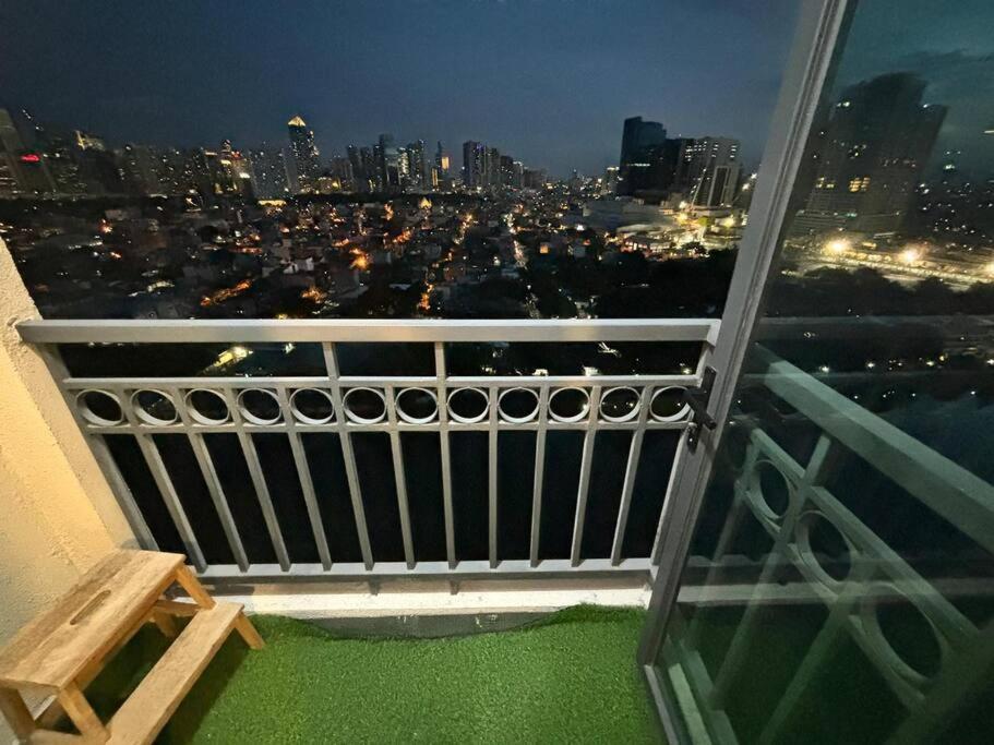 Stunning 1br W Amazing Infinity Pool And 360 Roof Deck Viewing Makati And Rockwell Lights - 5 Mins Drive Away To Poblacion Makati Manila