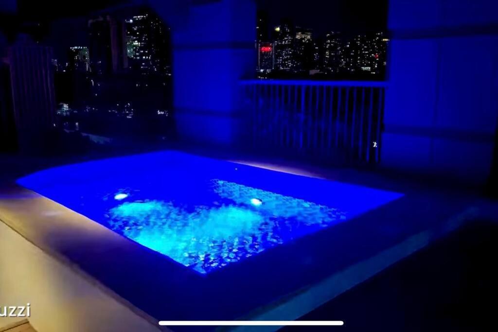 Stunning 1br W Amazing Infinity Pool And 360 Roof Deck Viewing Makati And Rockwell Lights - 5 Mins Drive Away To Poblacion Makati Manila