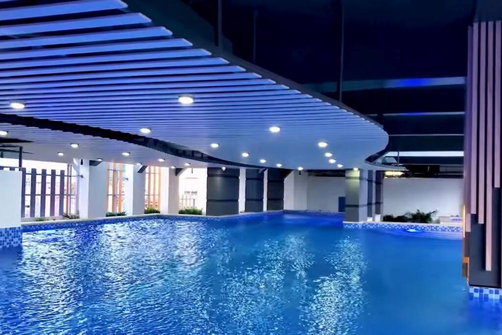 Stunning 1br W Amazing Infinity Pool And 360 Roof Deck Viewing Makati And Rockwell Lights - 5 Mins Drive Away To Poblacion Makati * Manila
