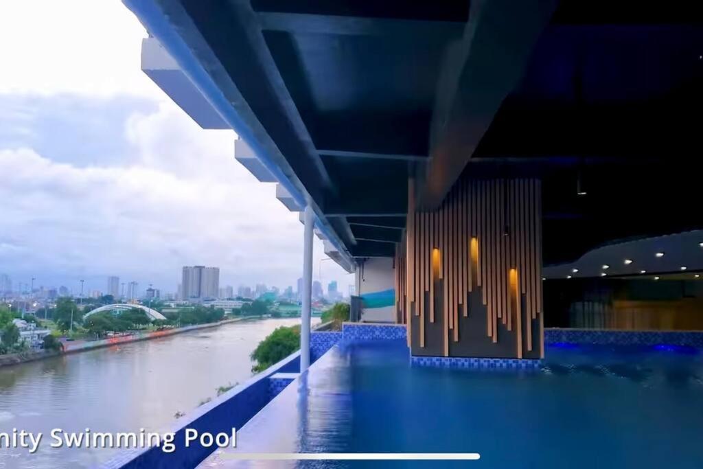 Stunning 1br W Amazing Infinity Pool And 360 Roof Deck Viewing Makati And Rockwell Lights - 5 Mins Drive Away To Poblacion Makati