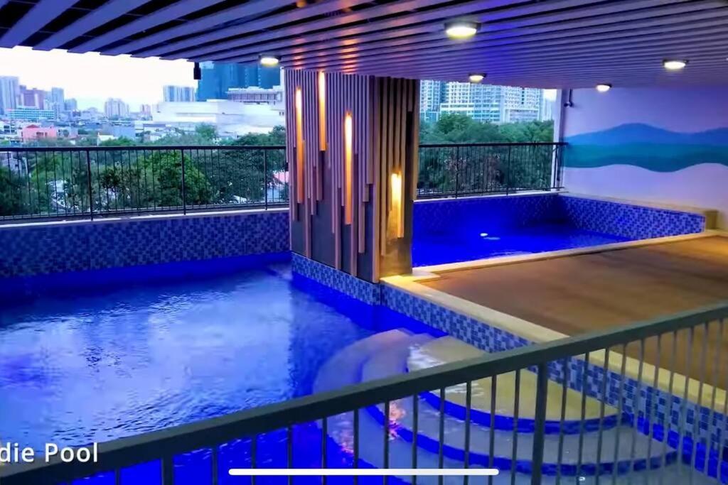 Apartment Stunning 1br W Amazing Infinity Pool And 360 Roof Deck Viewing Makati And Rockwell Lights - 5 Mins Drive Away To Poblacion Makati *
