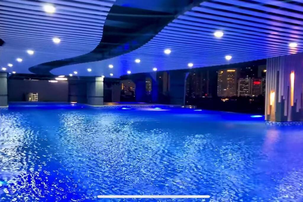 Stunning 1br W Amazing Infinity Pool And 360 Roof Deck Viewing Makati And Rockwell Lights - 5 Mins Drive Away To Poblacion Makati Apartment
