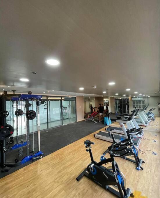 Stunning 1br W Amazing Infinity Pool And 360 Roof Deck Viewing Makati And Rockwell Lights - 5 Mins Drive Away To Poblacion Makati *