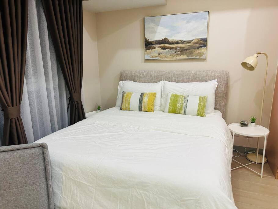 Apartment Uptown Bliss-modern 1br With Balcony In Bgc Manila
