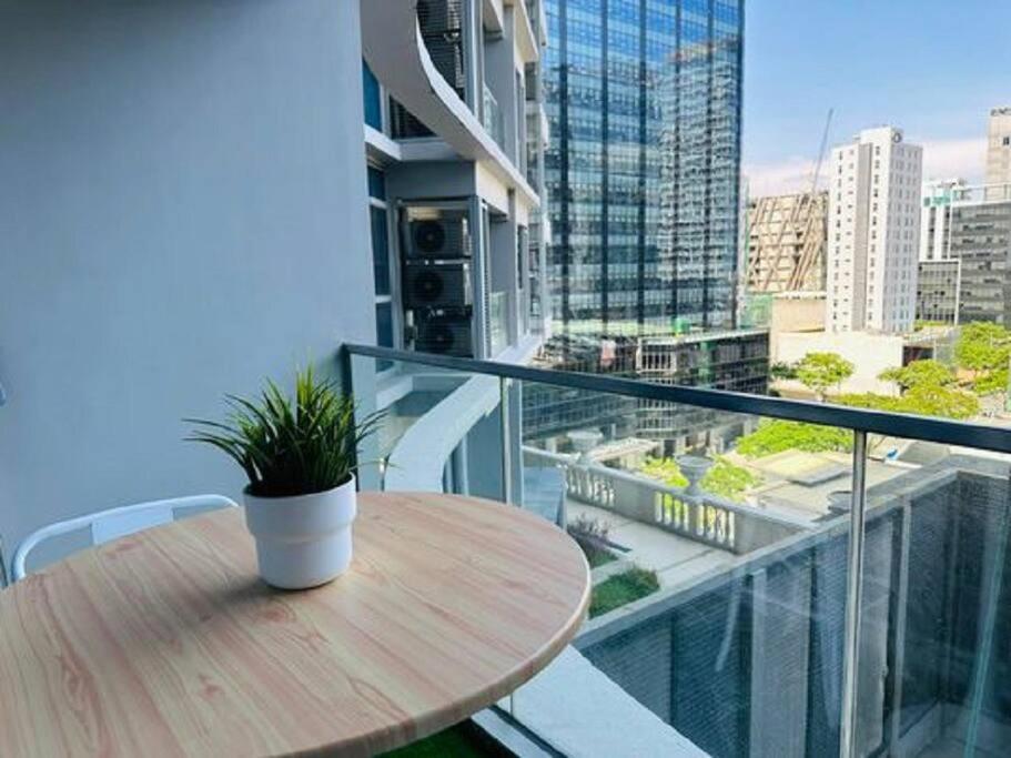 Uptown Bliss-modern 1br With Balcony In Bgc Apartment Manila
