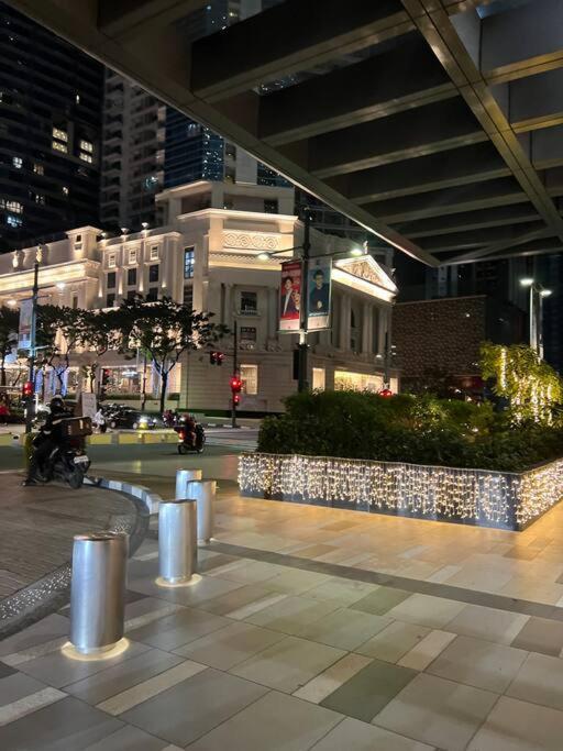 Uptown Bliss-modern 1br With Balcony In Bgc Apartment
