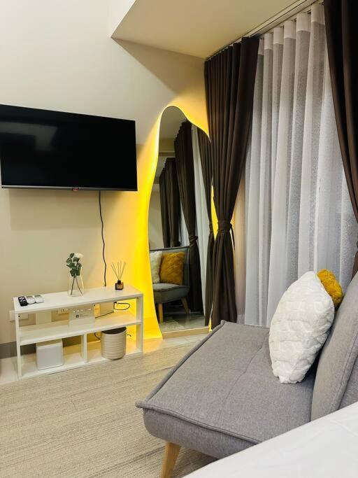 Uptown Bliss-modern 1br With Balcony In Bgc Apartment *