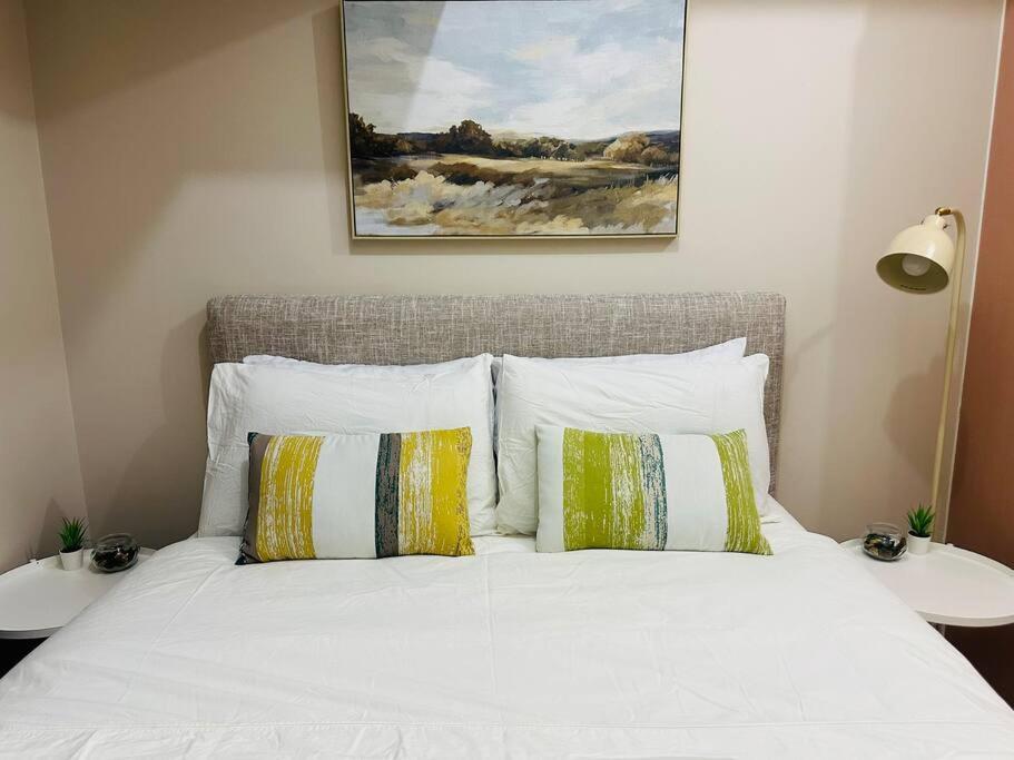 Uptown Bliss-modern 1br With Balcony In Bgc Apartment Manila