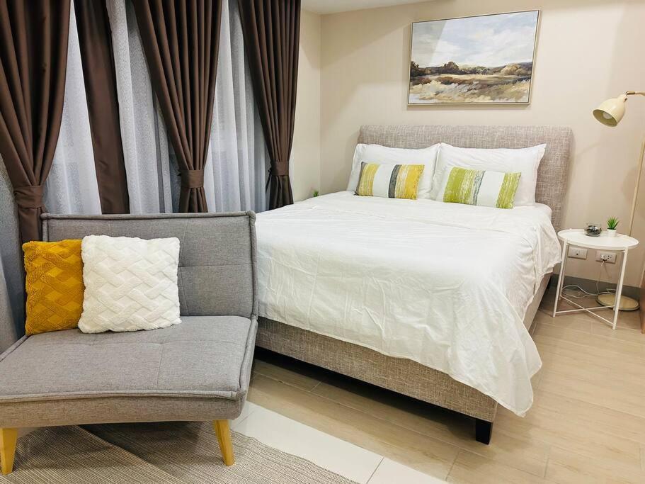 Uptown Bliss-modern 1br With Balcony In Bgc * Manila