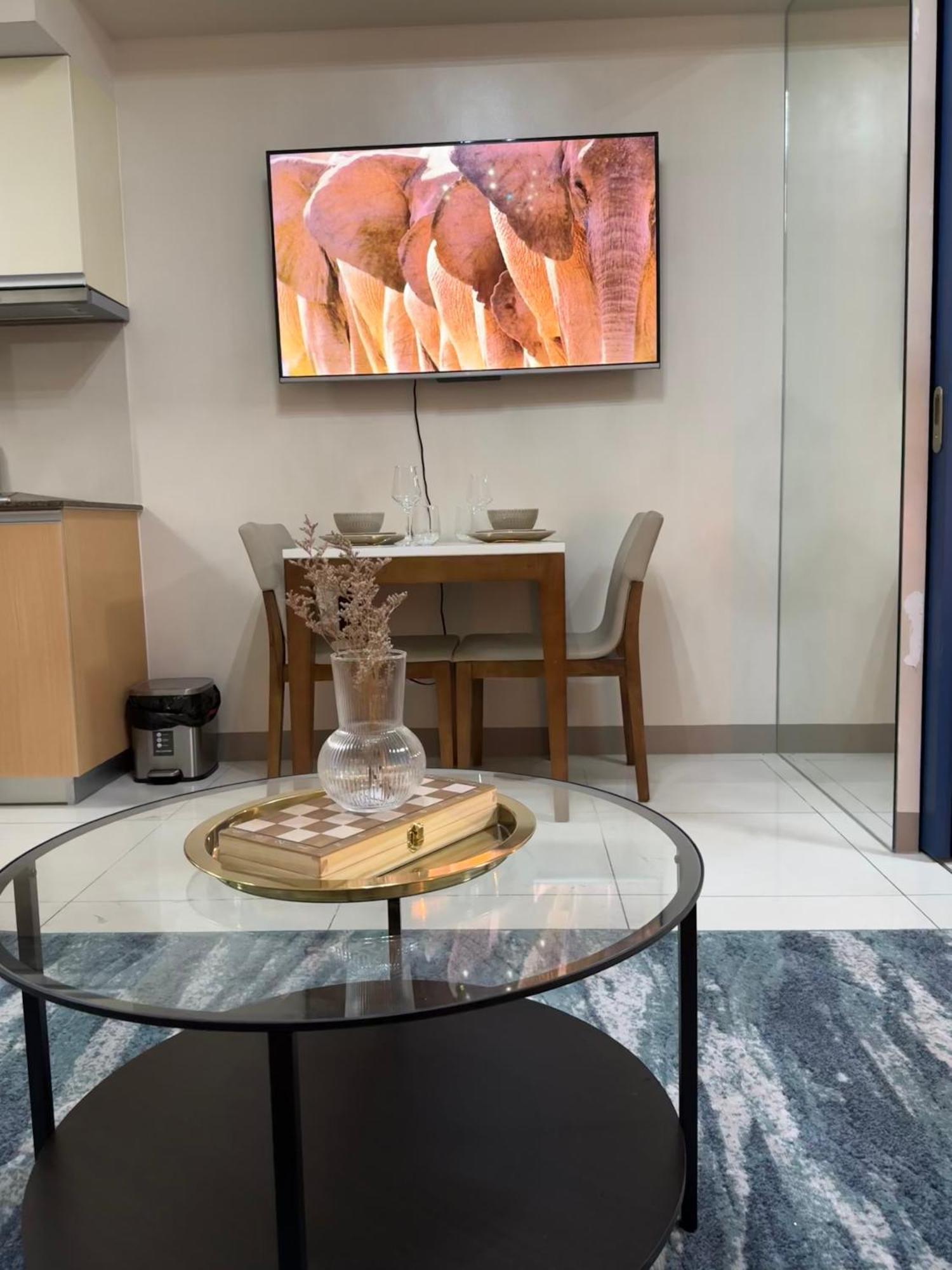 Rustic Elegance New One Bedroom One Uptown Free Parking Apartment Manila
