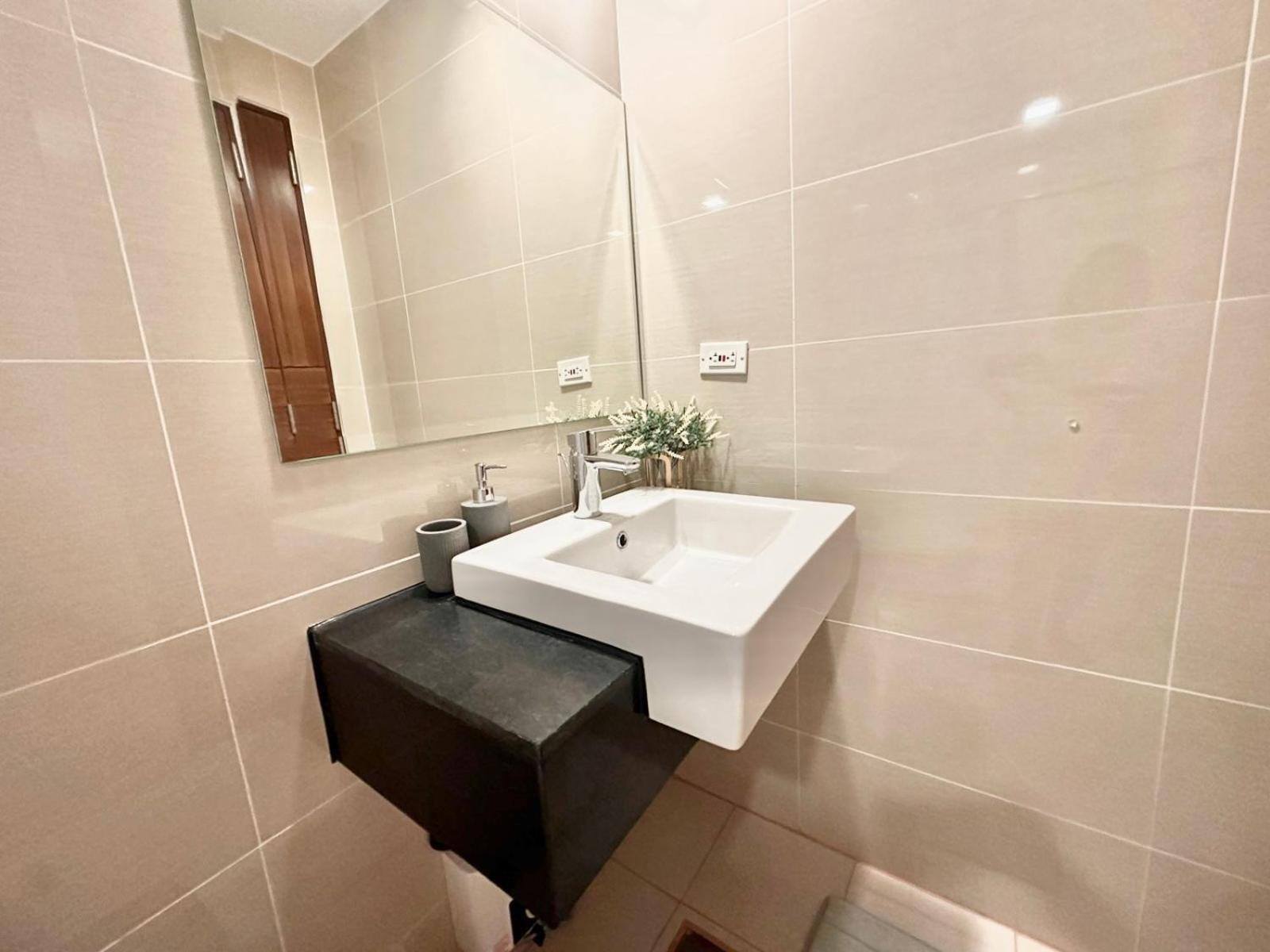 2 Bedrooms & 2 Bathrooms At Bgc Taguig Mckinley By Venice Grand Canal Mall Apartment *