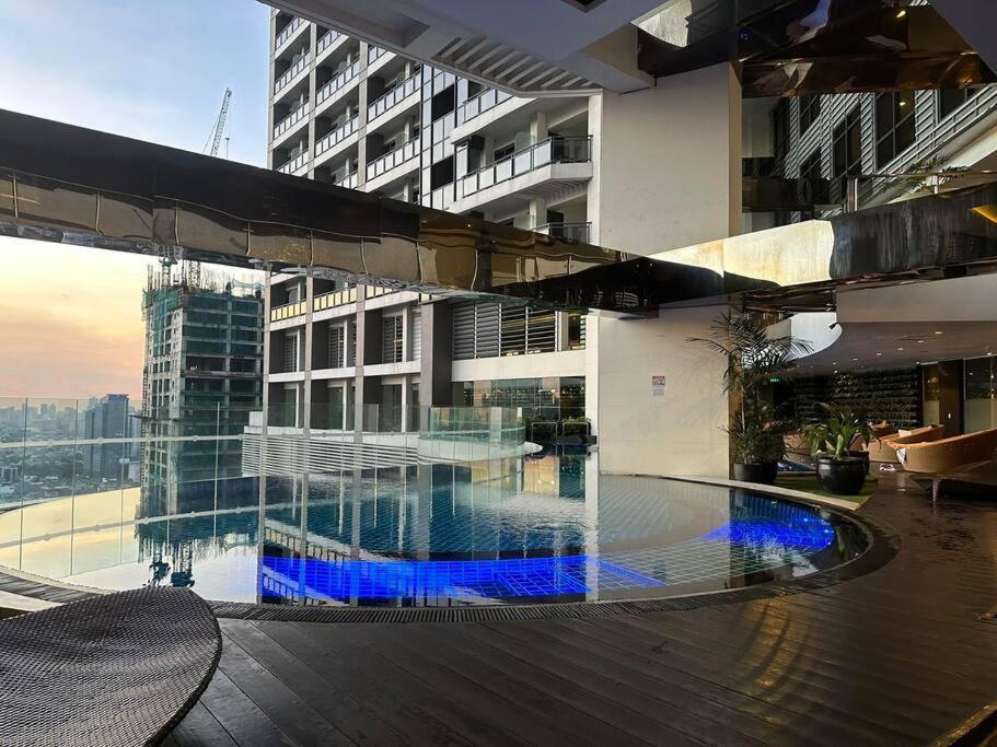 Penthouse Highspeed Wi Fi Smart Tv Pool Gym Apartment Manila