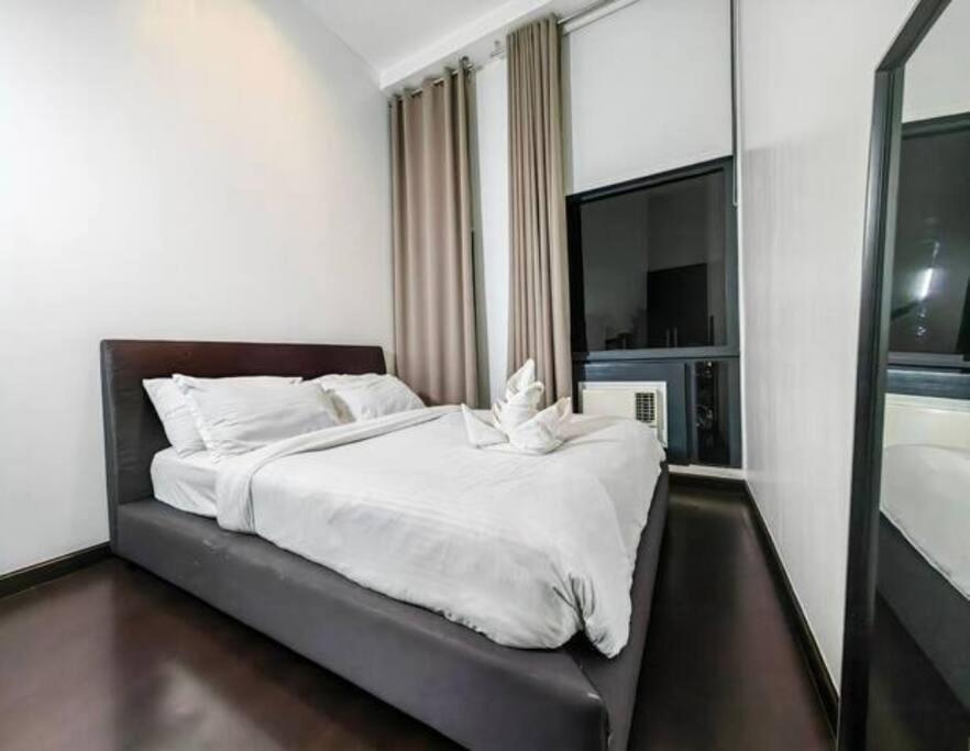 66f 1 Bedroom Penthouse With 2 Balconies Panoramic View Apartment Manila