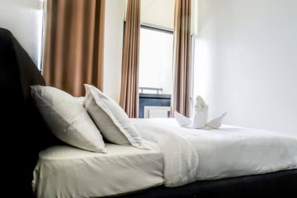 66f 1 Bedroom Penthouse With 2 Balconies Panoramic View Apartment Manila
