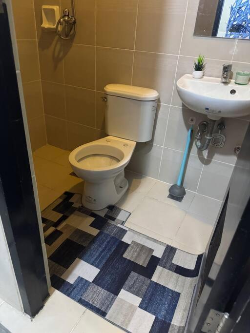 Apartment Budget In 81 Newport Near Terminal 1 Bedroom C6-3h *