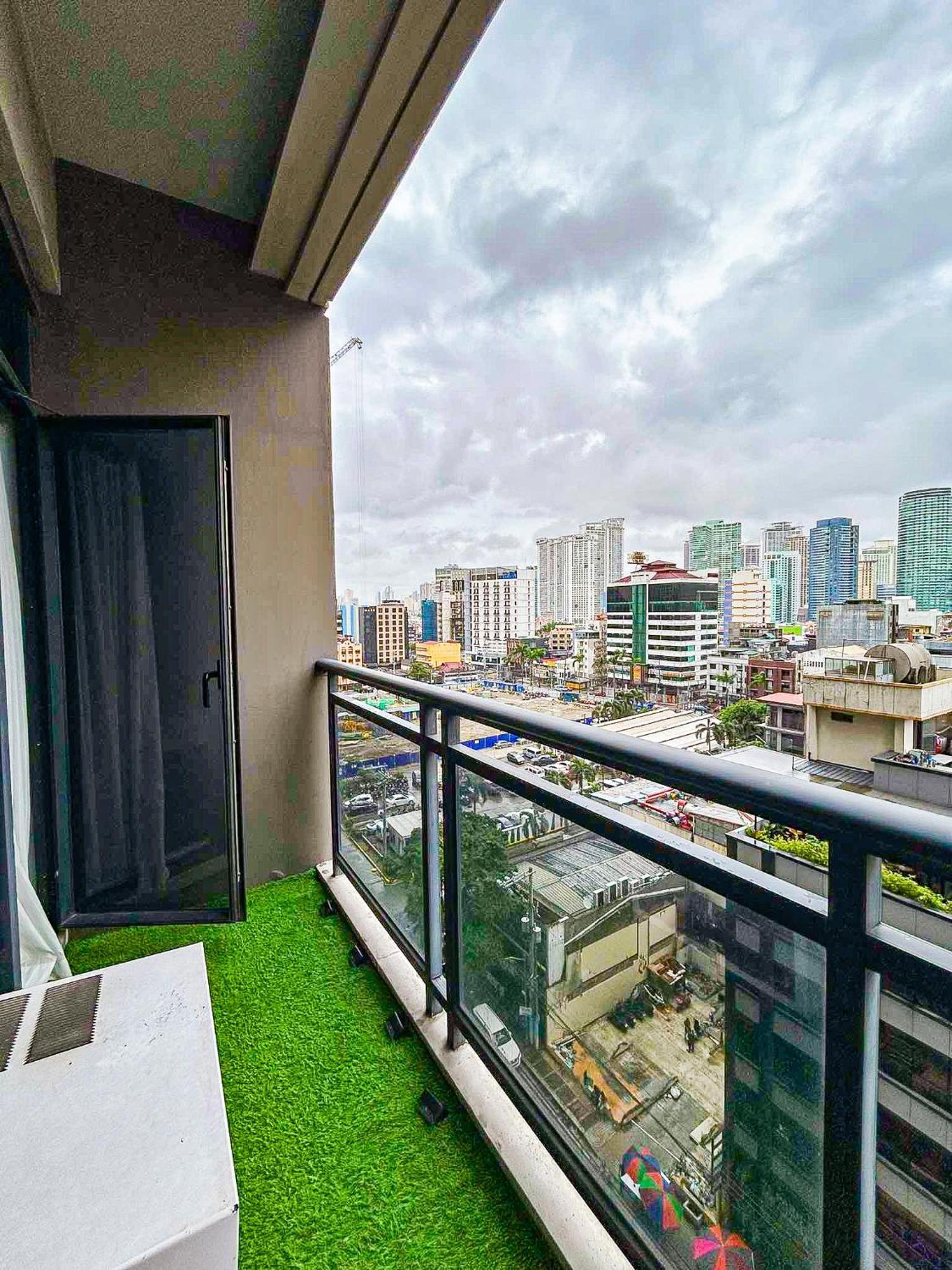 Apartment In Makati With Fast Wifi, Free Pool, Netflix And Own Balcony