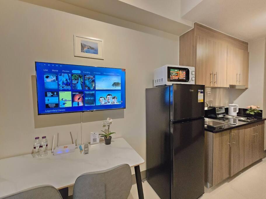 Apartment 1br Unit Condotel W Balcony Fame Residences #fm58 Manila