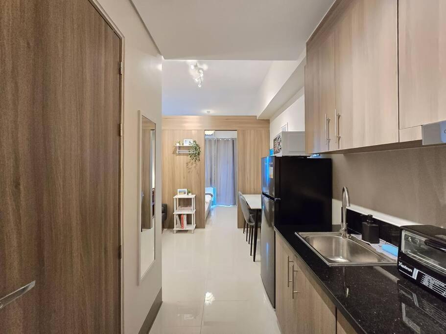 Apartment 1br Unit Condotel W Balcony Fame Residences #fm58 Manila