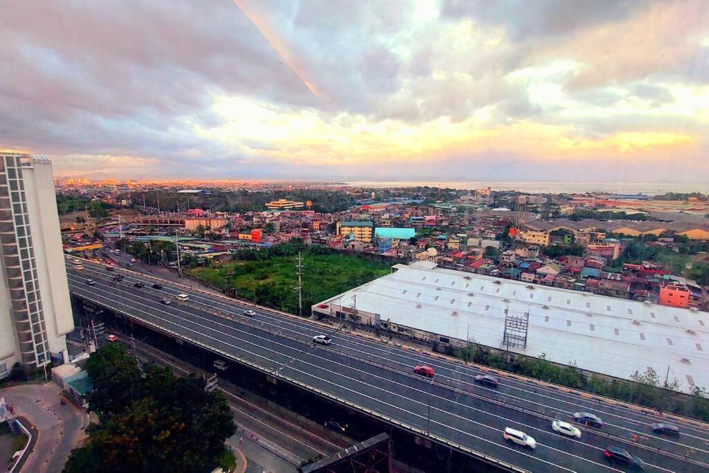 Apartment Promo 2-br Penthouse With Pool And View In Azure Manila