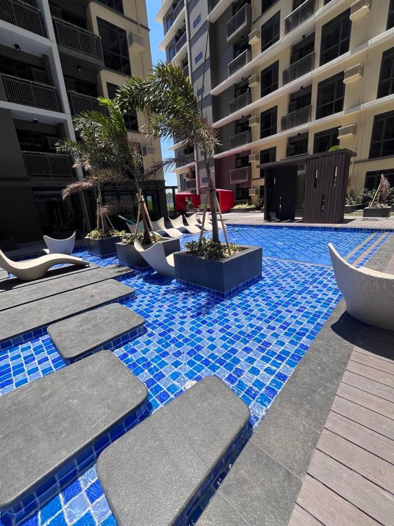 Okada Complex 1br With Balcony View, Sofa, Queen Bed And Wifi 8j Manila