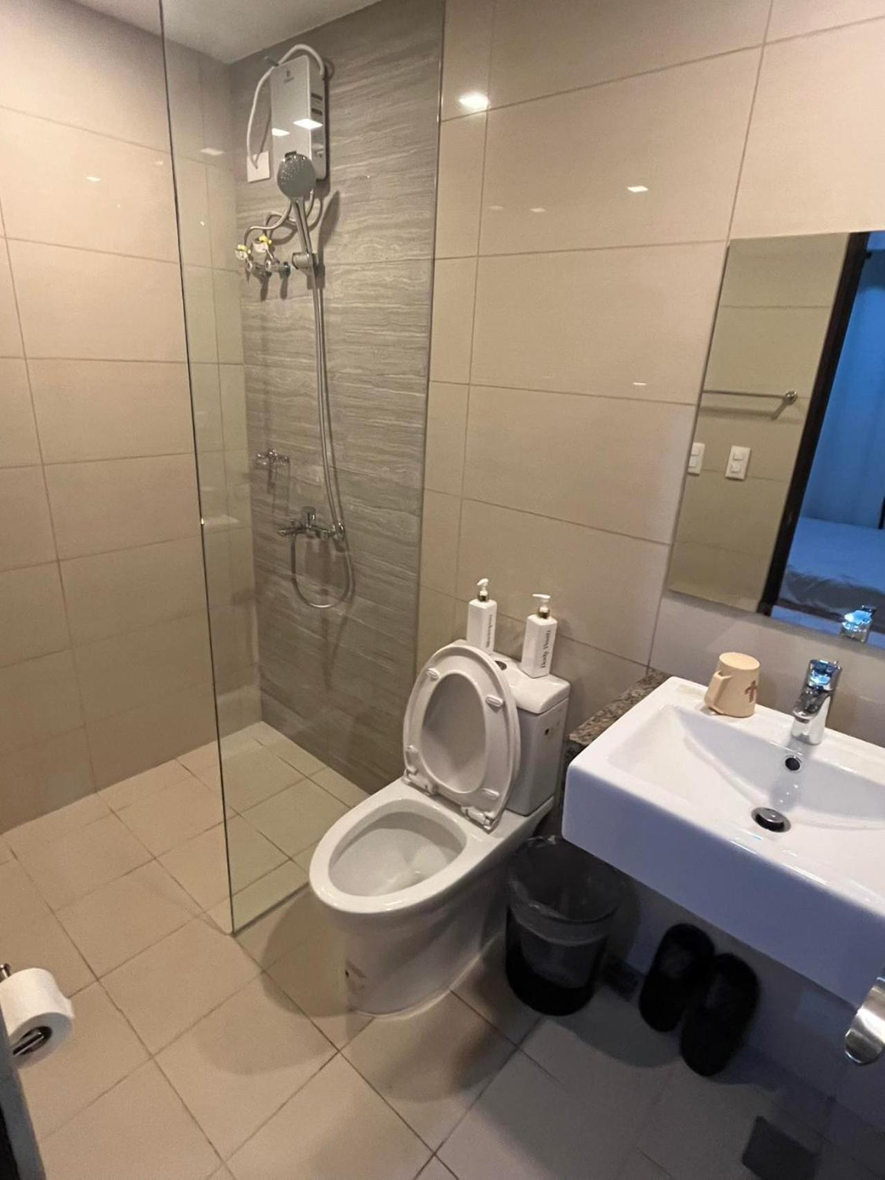 Okada Complex 1br With Balcony View, Sofa, Queen Bed And Wifi 8j Apartment Manila