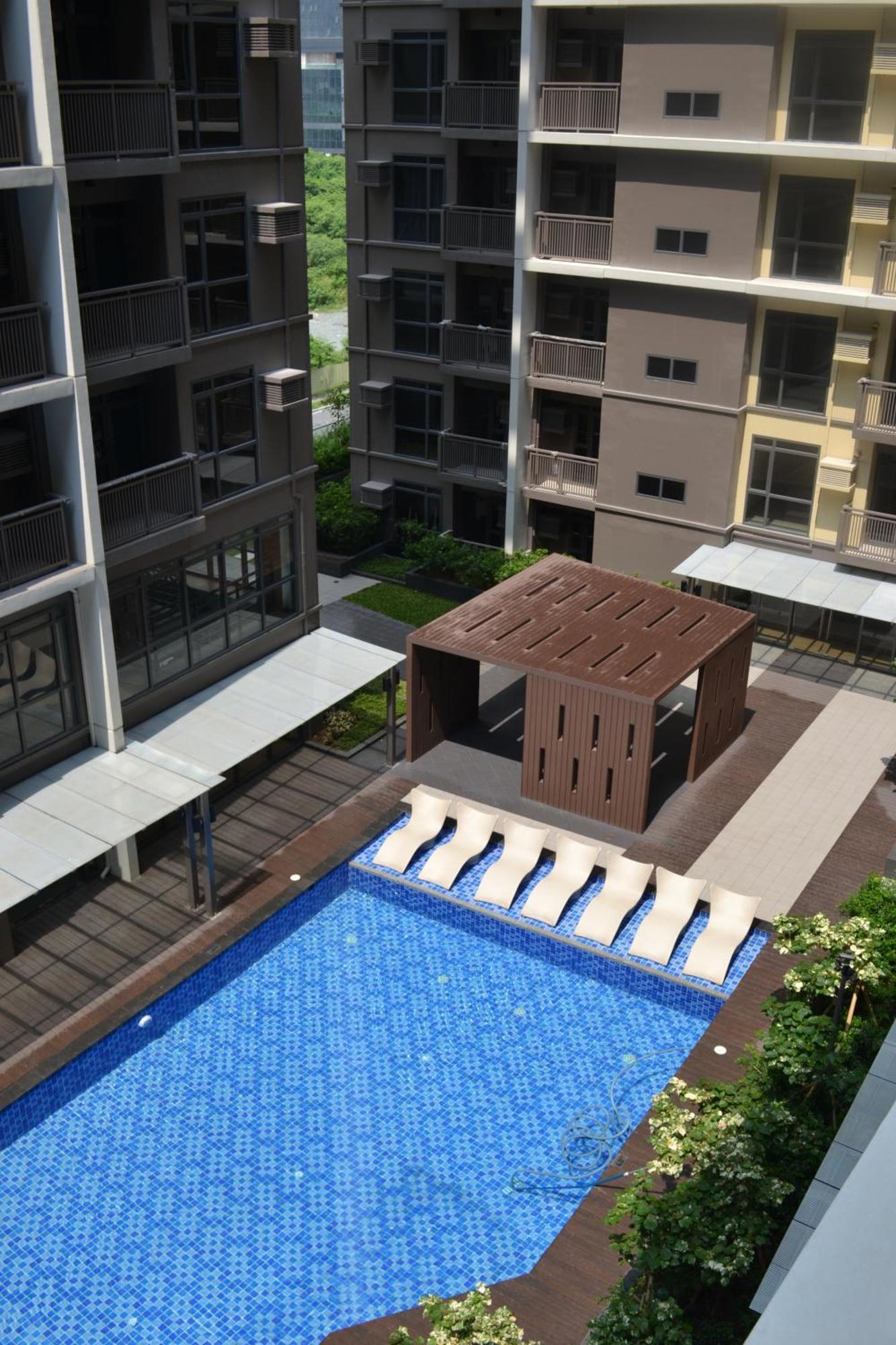 Apartment Okada Complex 1br With Balcony View, Sofa, Queen Bed And Wifi 8j Manila