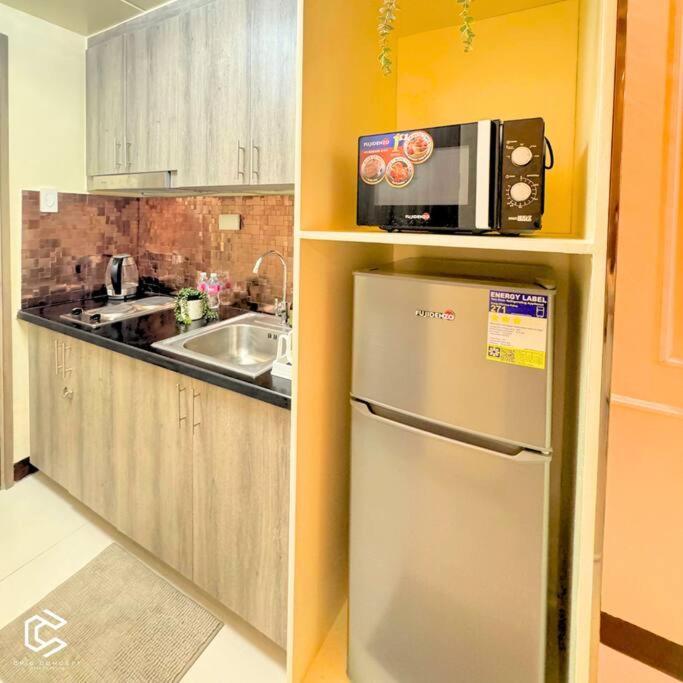 Crib2go Benz With Pool View Apartment Manila