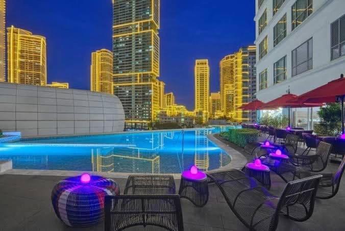 Novotel Manila Aqua Residences Near Makati By Hamodi'Scrib
