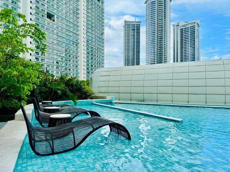 Novotel Manila Aqua Residences Near Makati By Hamodi'Scrib *