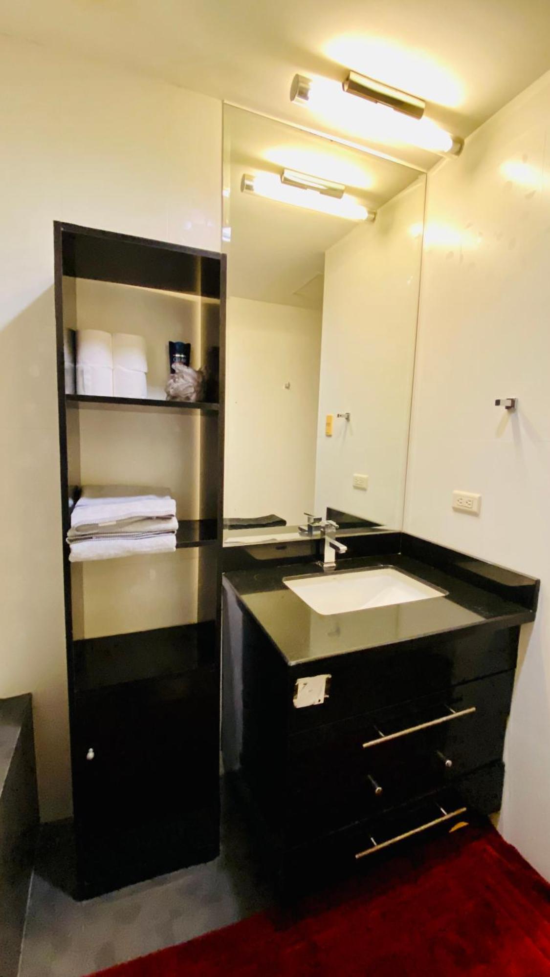 Beautiful And Spacious 2 Real Bedrooms 2 Bathrooms In Bgc Global Manila