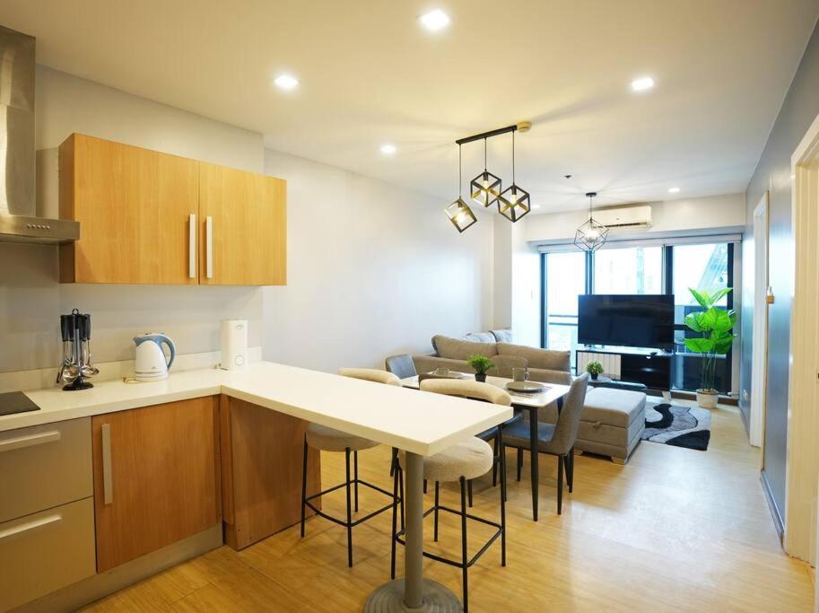 High Floor 2br In Knightsbridge Residences Makati Apartment *