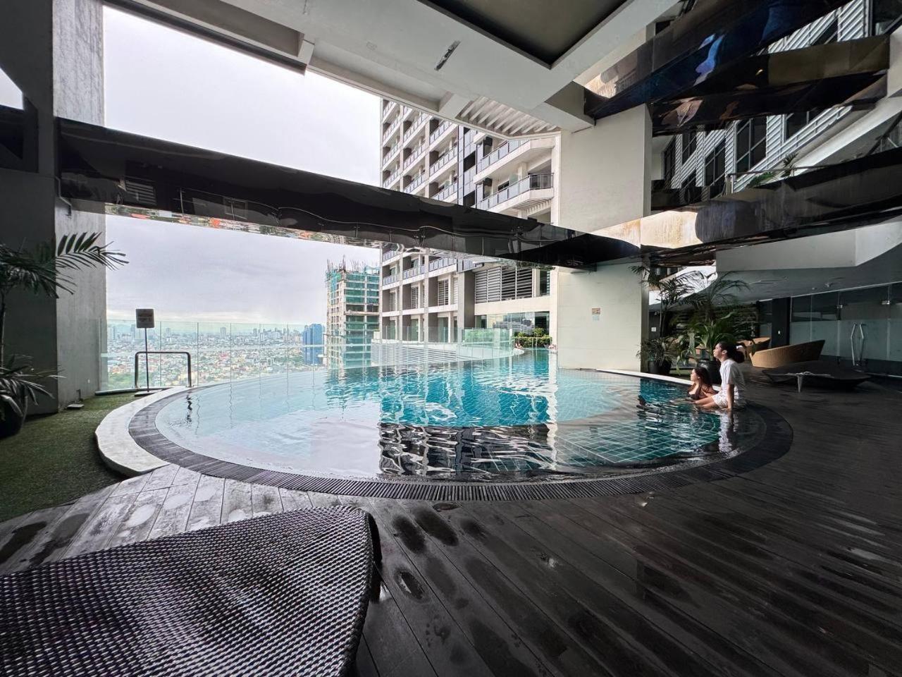 In Makati With Fast Wifi, Free Pool, Netflix And Own Balcony Apartment