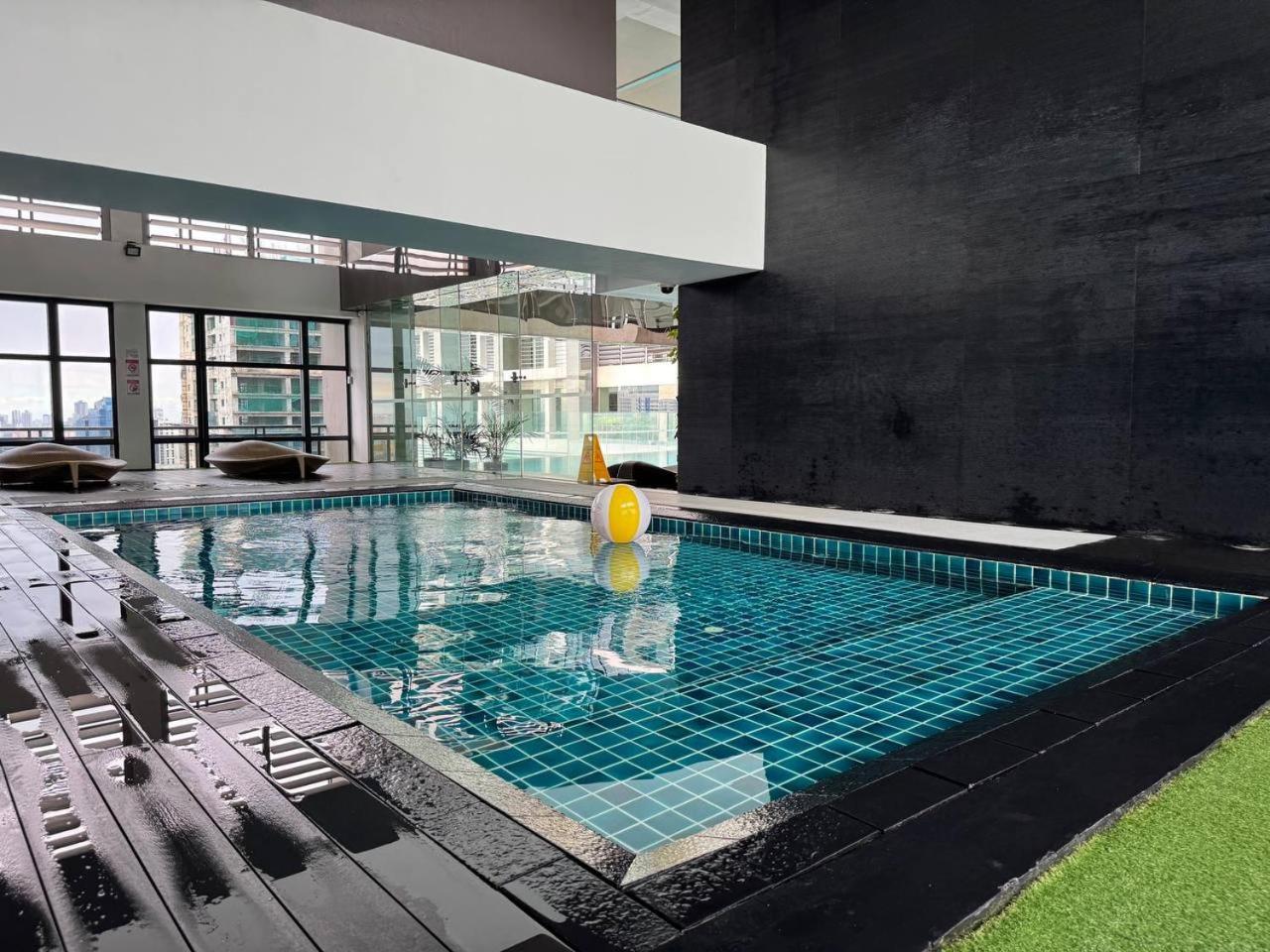 Apartment In Makati With Fast Wifi, Free Pool, Netflix And Own Balcony