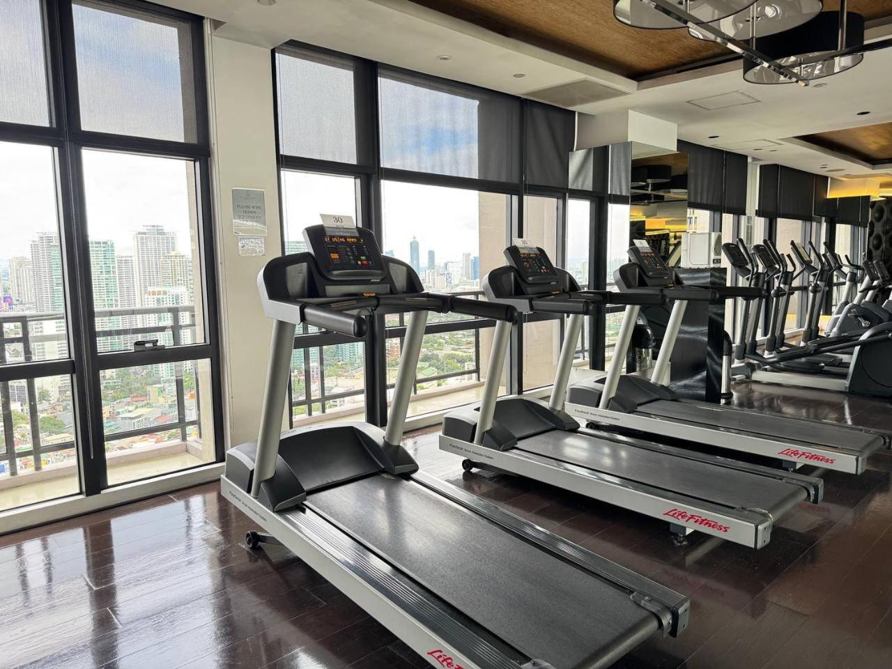 Apartment In Makati With Fast Wifi, Free Pool, Netflix And Own Balcony *