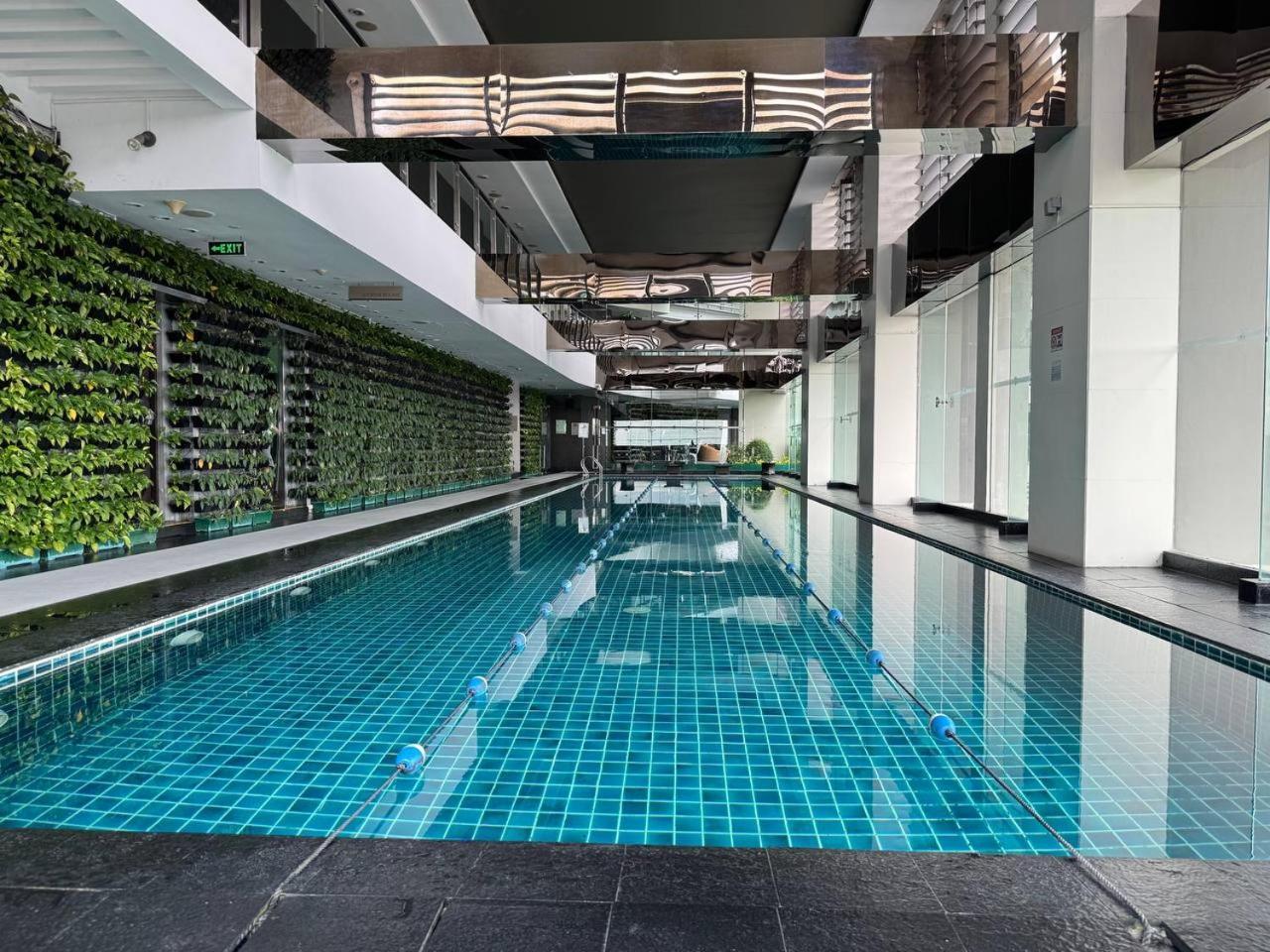 Apartment In Makati With Fast Wifi, Free Pool, Netflix And Own Balcony Manila
