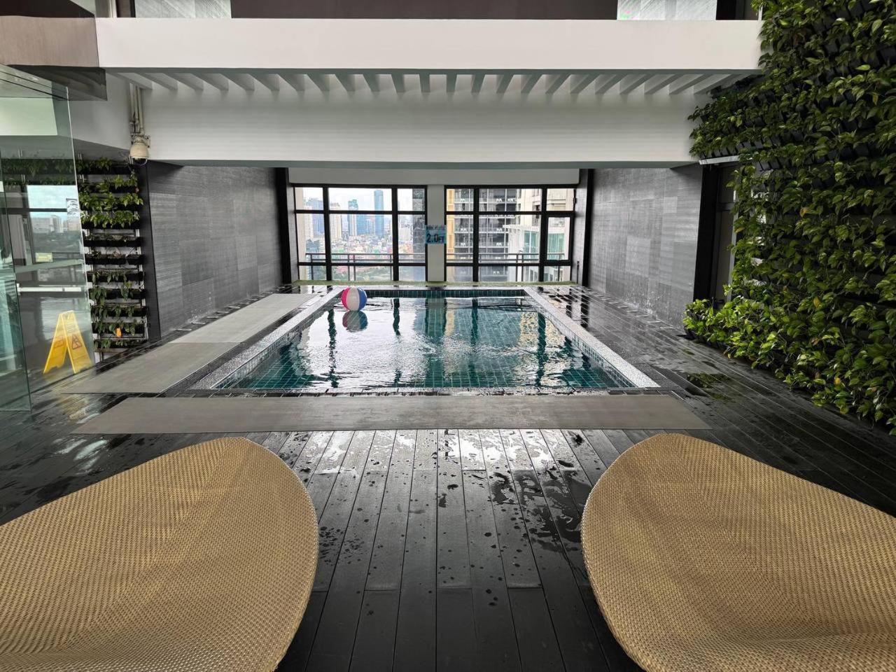 In Makati With Fast Wifi, Free Pool, Netflix And Own Balcony *
