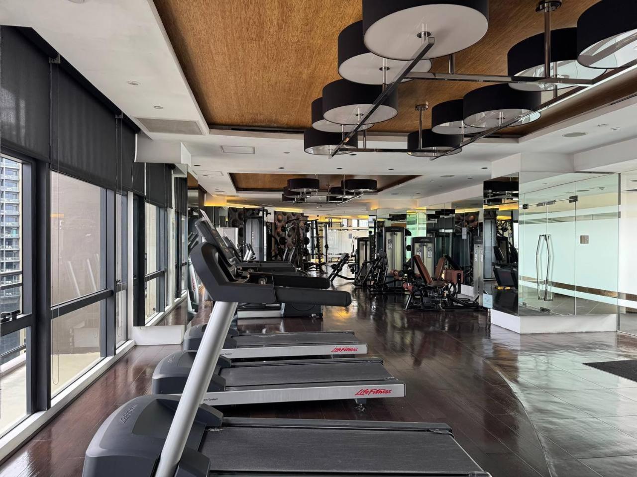 In Makati With Fast Wifi, Free Pool, Netflix And Own Balcony * Manila