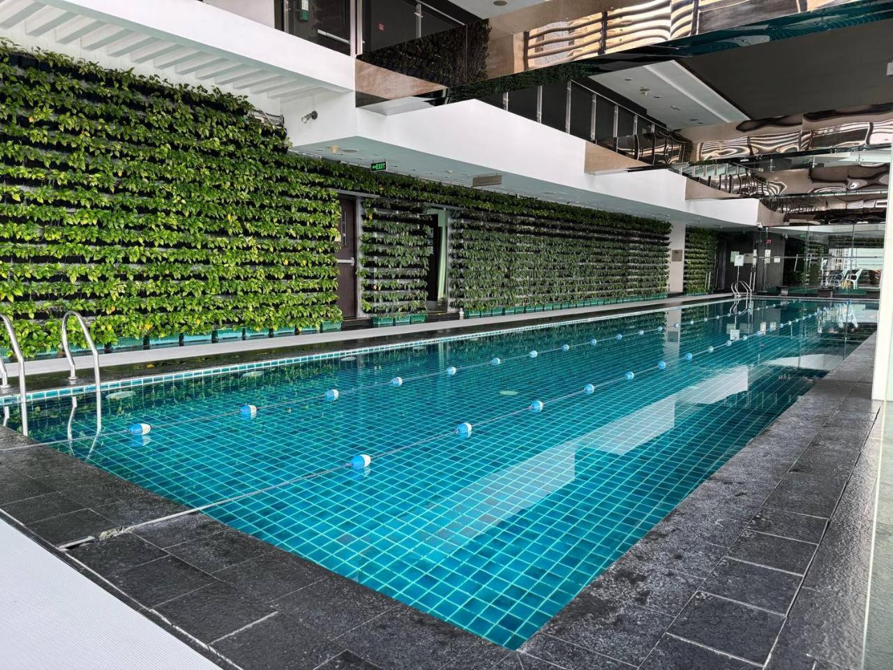 In Makati With Fast Wifi, Free Pool, Netflix And Own Balcony Apartment