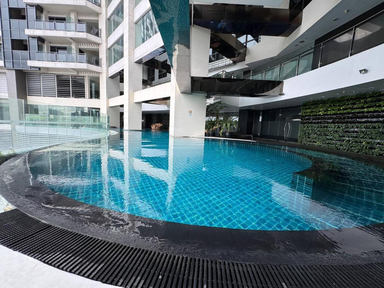 Apartment In Makati With Fast Wifi, Free Pool, Netflix And Own Balcony
