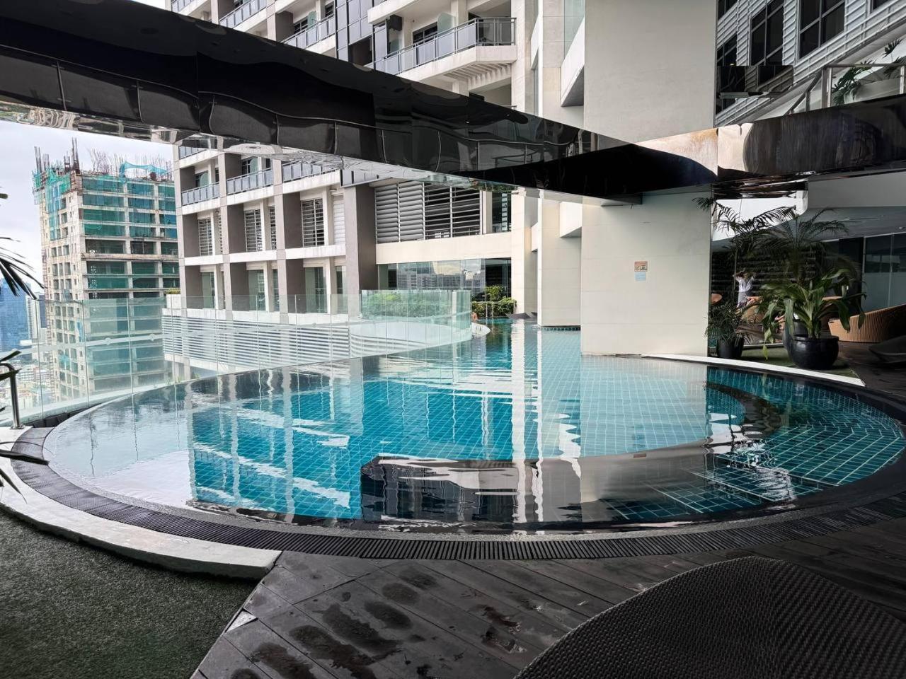 In Makati With Fast Wifi, Free Pool, Netflix And Own Balcony Apartment *