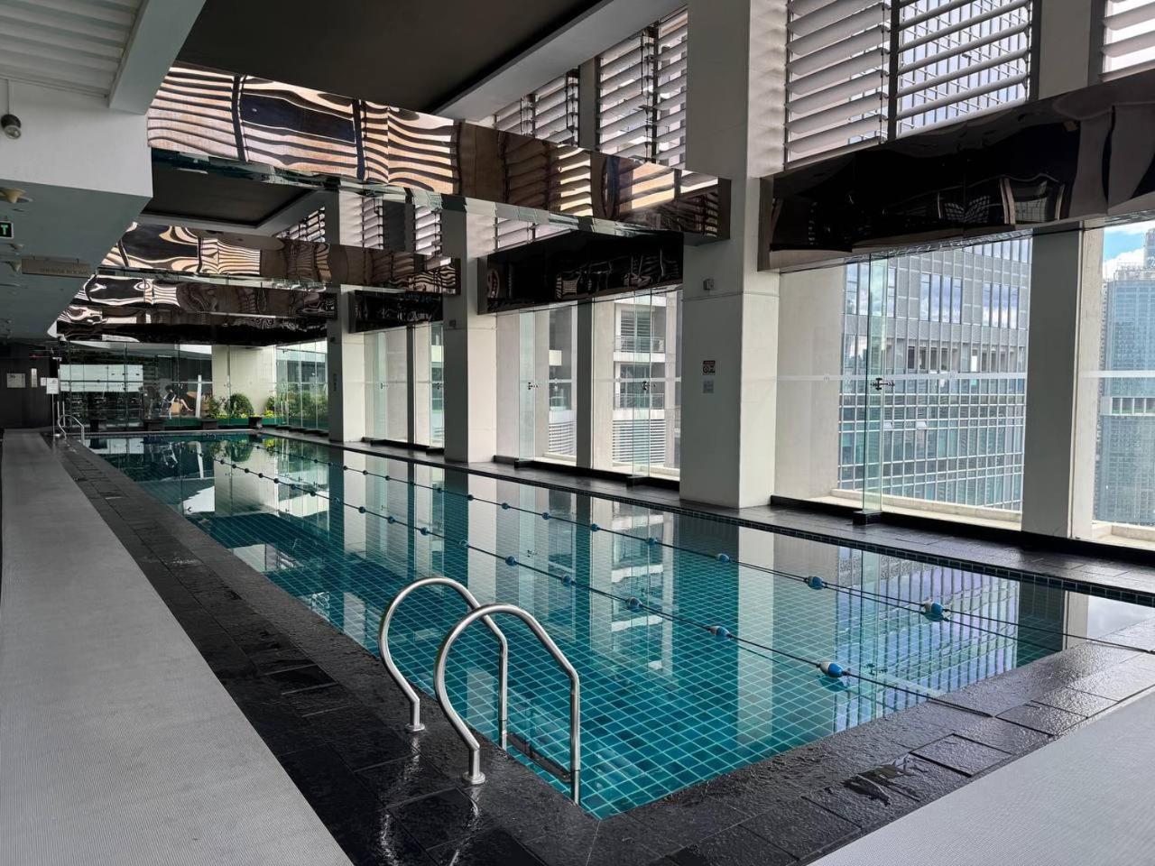 In Makati With Fast Wifi, Free Pool, Netflix And Own Balcony *