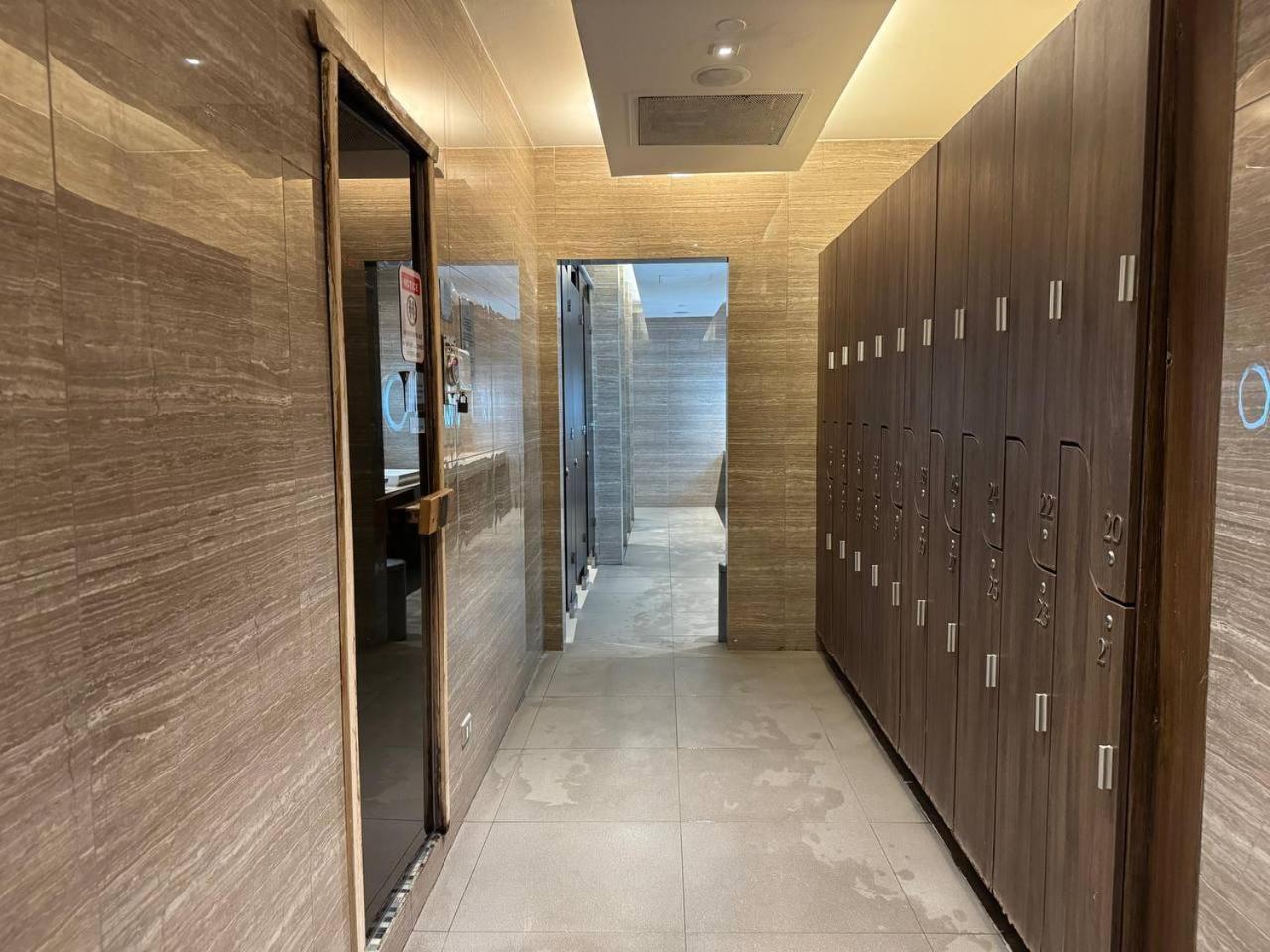 In Makati With Fast Wifi, Free Pool, Netflix And Own Balcony