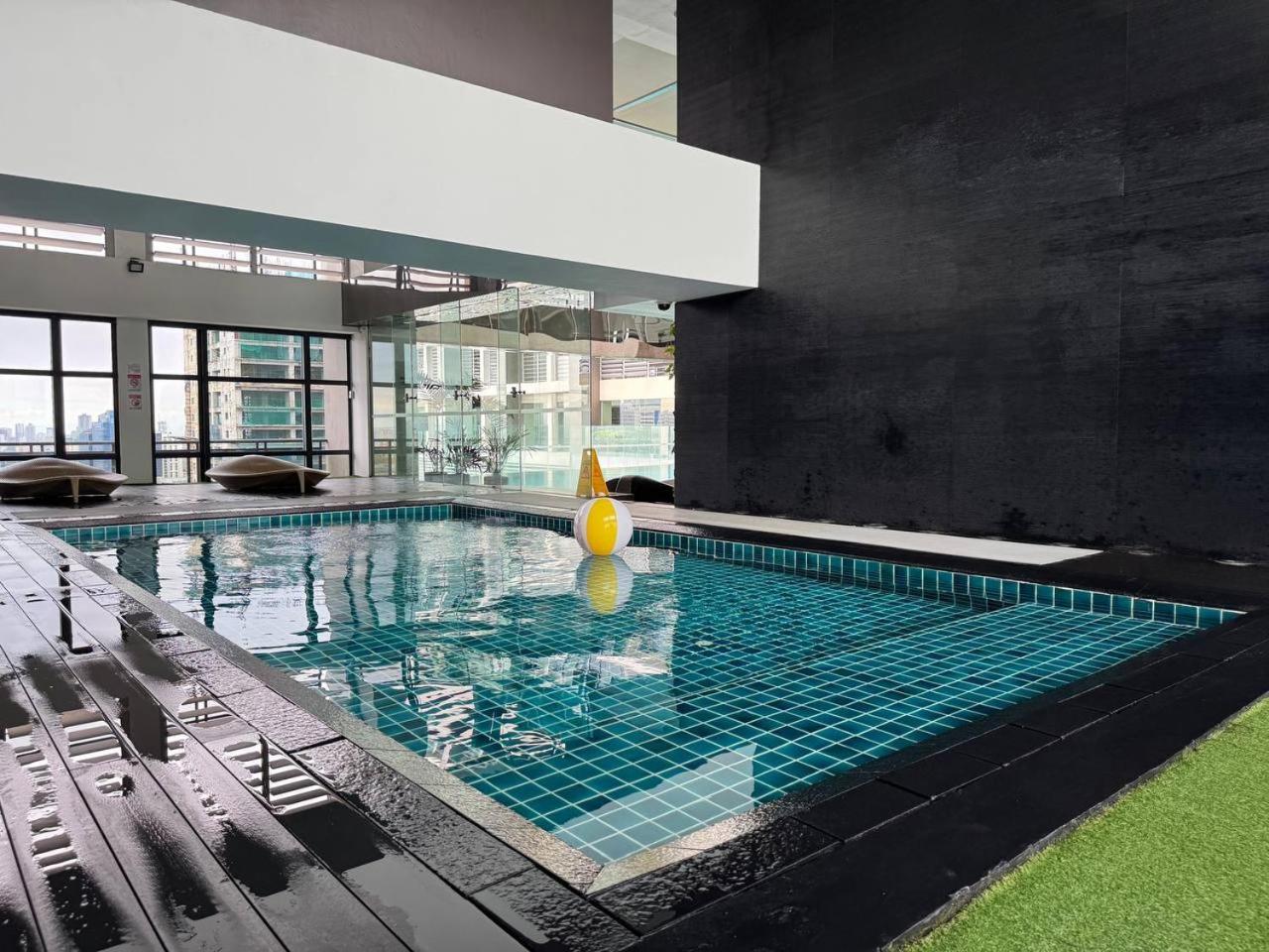 In Makati With Fast Wifi, Free Pool, Netflix And Own Balcony Apartment