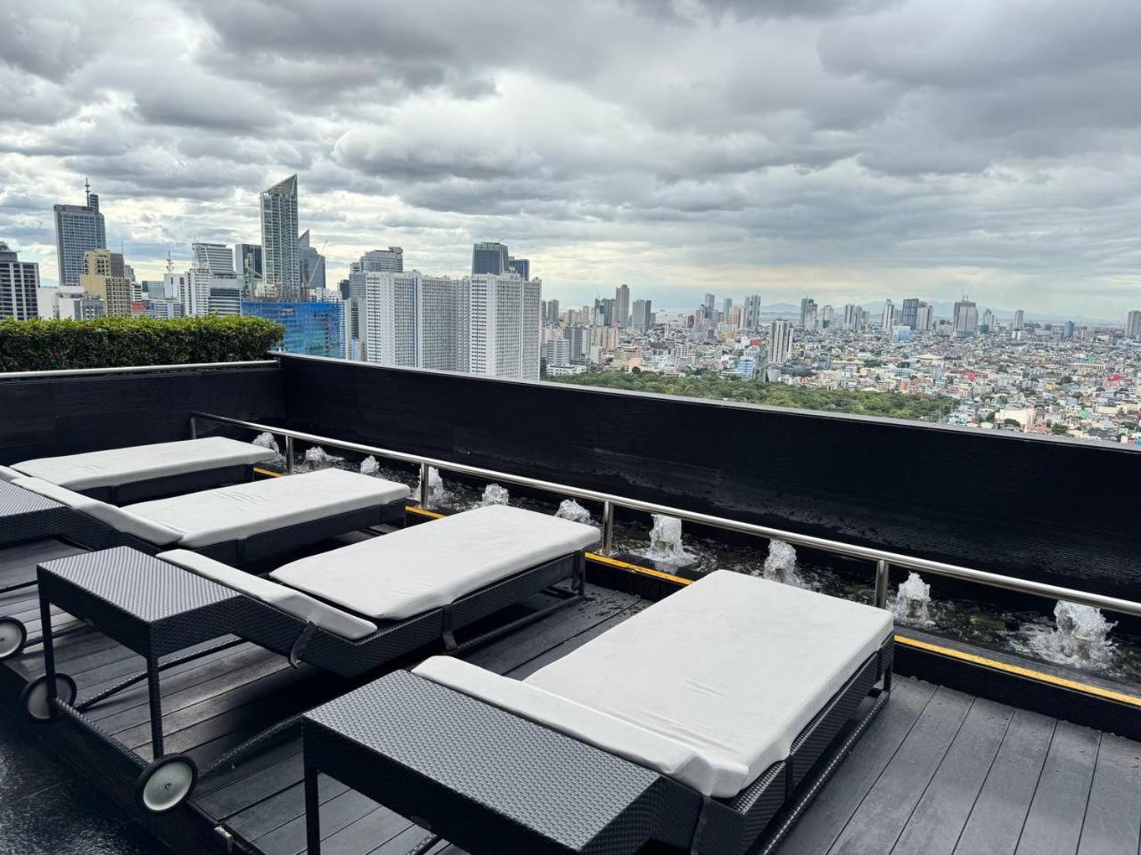 In Makati With Fast Wifi, Free Pool, Netflix And Own Balcony Apartment *