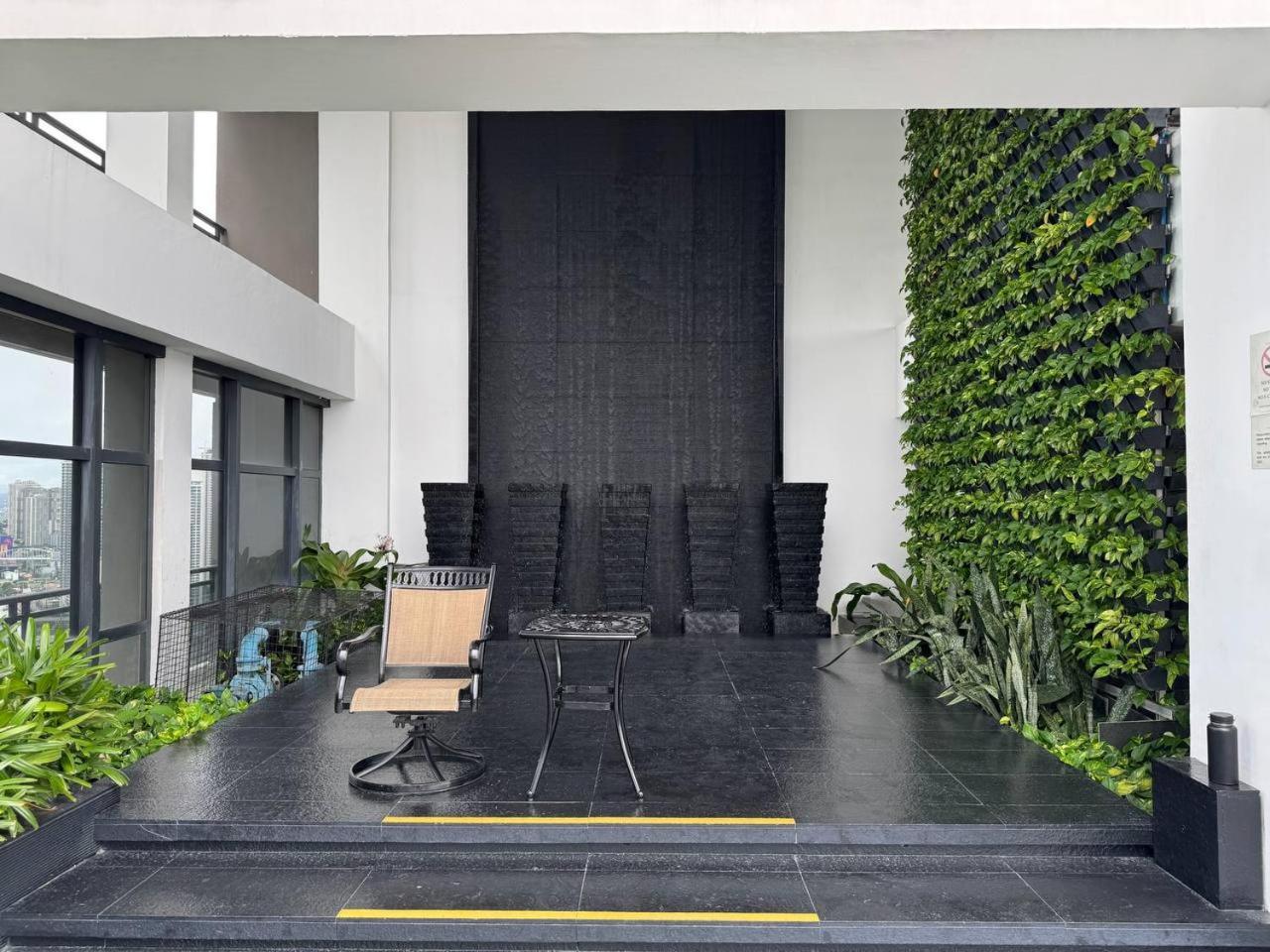 In Makati With Fast Wifi, Free Pool, Netflix And Own Balcony Manila